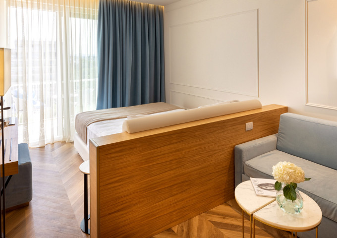 media.1004-2000x900px