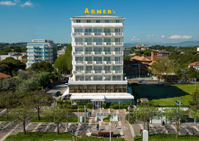 media.esterno-frontale-abners-2024-2000x1330