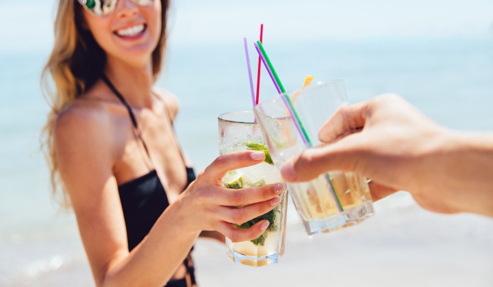 media.donna-attraente-allegra-in-occhiali-da-sole-che-beve-un-cocktail-con-amico-tostatura