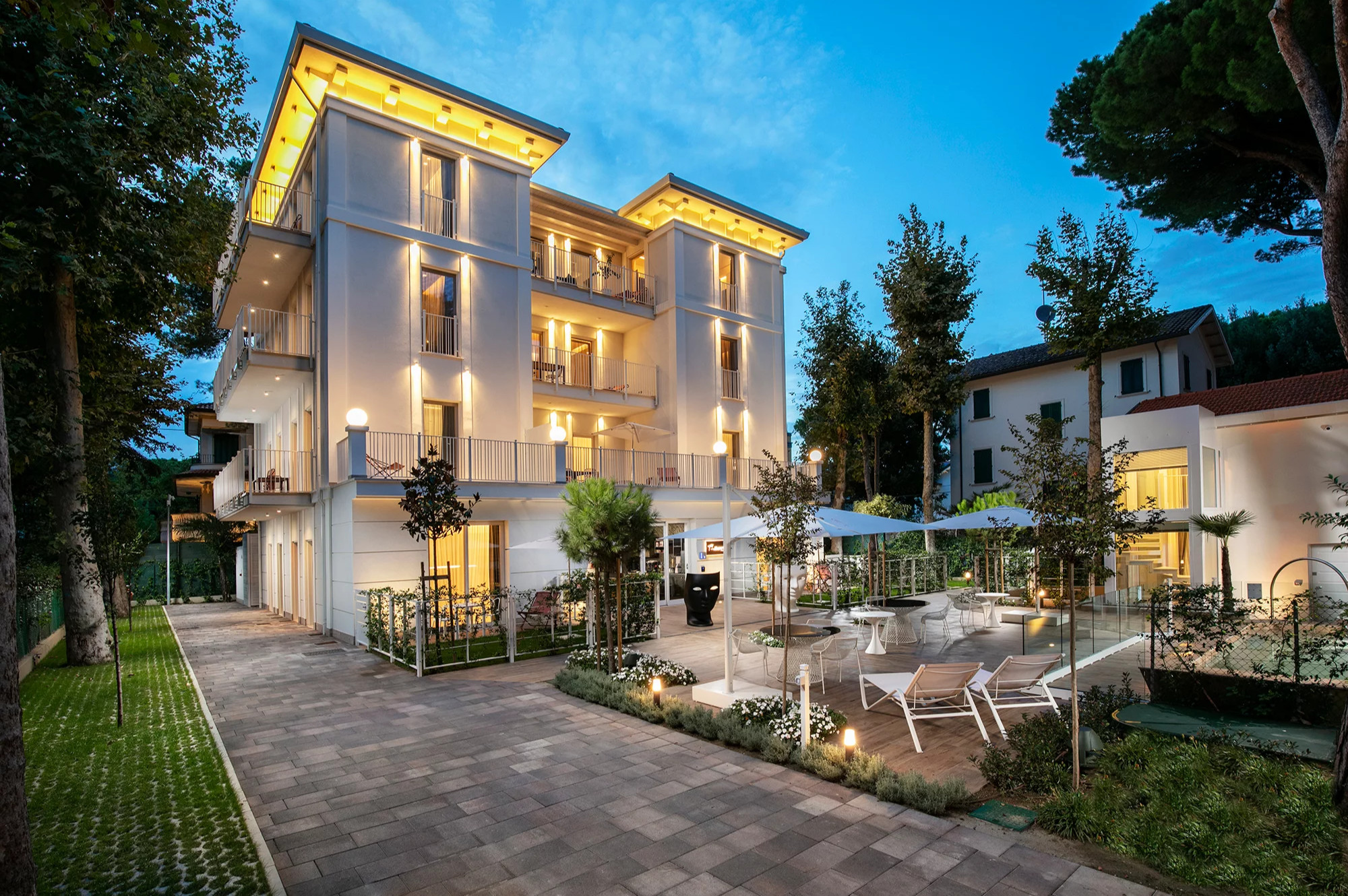 media.residence-elegance-riccione-residence-di-lusso-esterno-luci-accese-attmosfera-serale