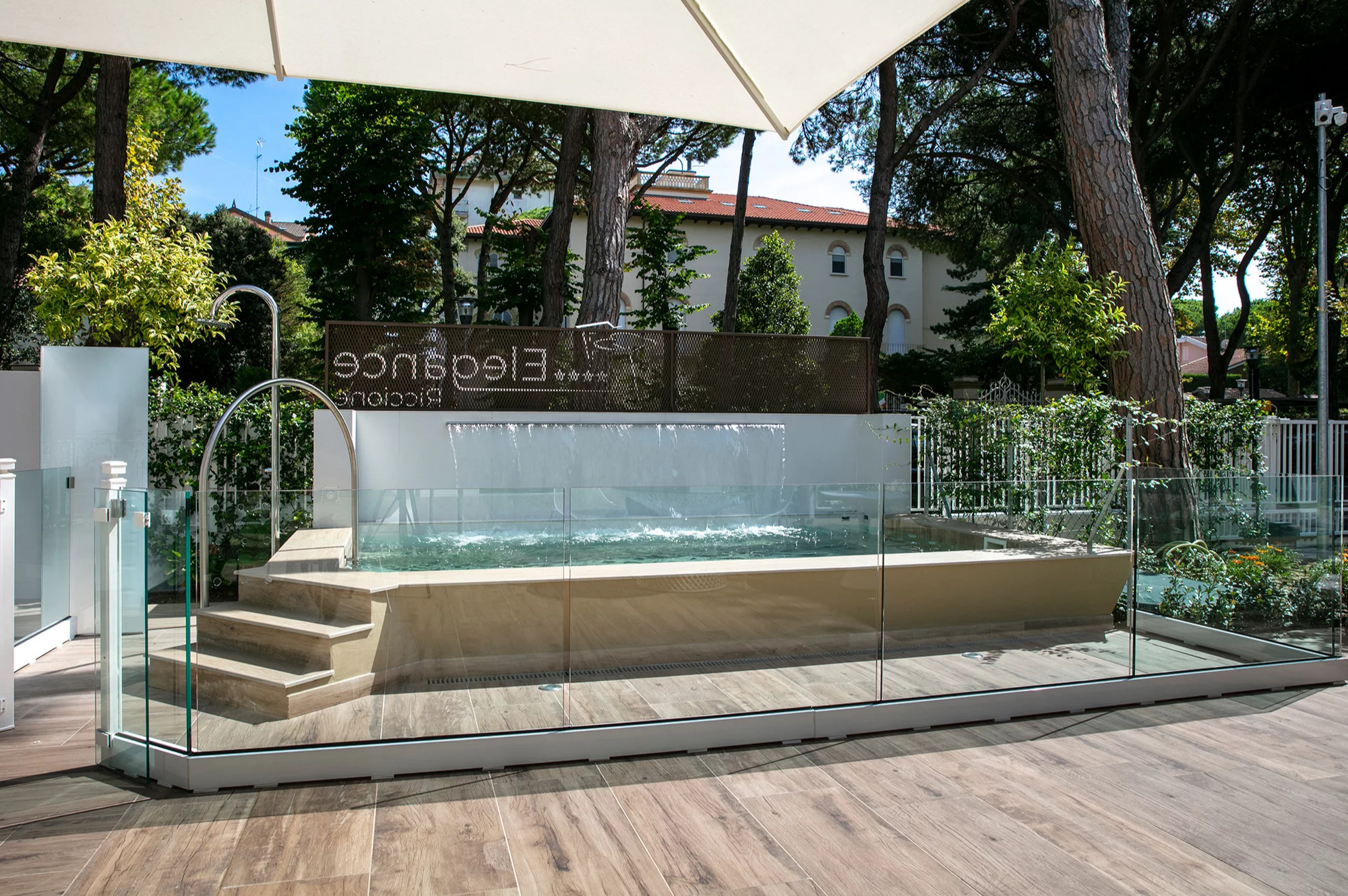 media.residence-elegance-riccione-residence-di-lusso-vasca-idromassaggio-con-lama-dacqua